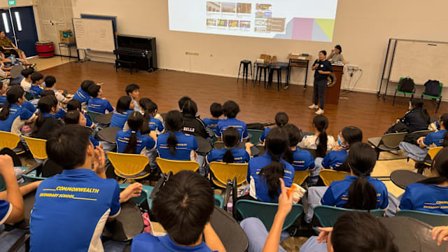 新传媒记者DJ走入校园 新闻媒体分享会上亲授经验