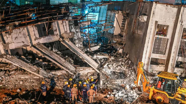 疑因雨水渗入土壤 印度施工中高楼塌八人死