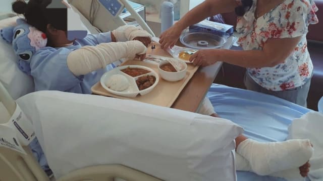 女摩托车骑士被撞入院司机逃逸 家属上网寻目击者