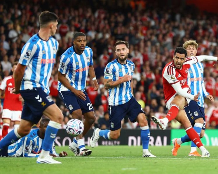 Arsenal sweep aside Coventry to start title defence with a bang
