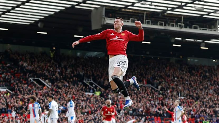 Arsenal claim nervy win over Chelsea, Man Utd go third