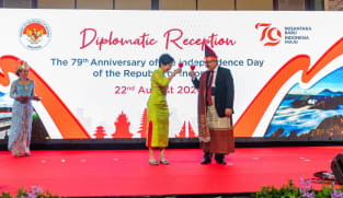 Busana adat pukau Menteri Lingkungan negeri "Singa", KBRI Singapura gelar Resepsi Diplomatik HUT ke-79 RI