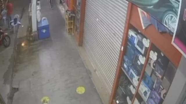 马国男子烧烤店闹事砸伤三人 其中一伤者是新加坡人