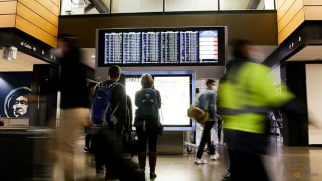 拜登签解除强制国际航空旅客和联邦雇员接种冠病疫苗规定