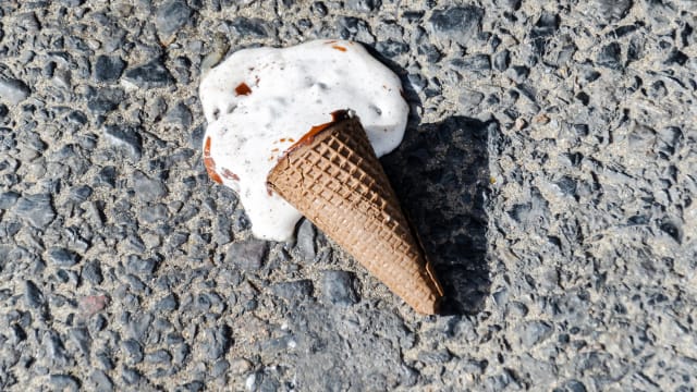 雪糕掉地上害人滑倒伤残 两人得担责赔偿