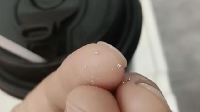 安徽女子喝霸王茶姬饮品疑出现水银物质 当局介入调查