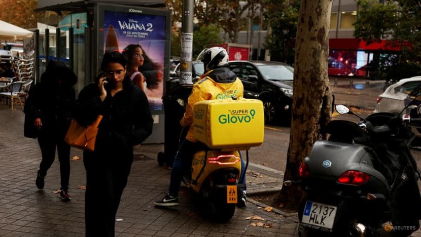 Wary diners shun restaurants, raising prospect of boost for retailers