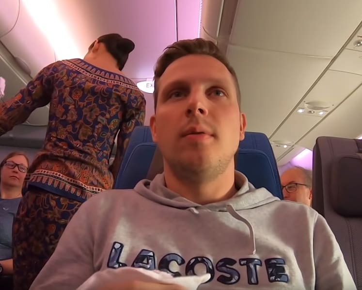 Airline vlogger faces backlash, including a death threat, for his negative review of Singapore Airlines