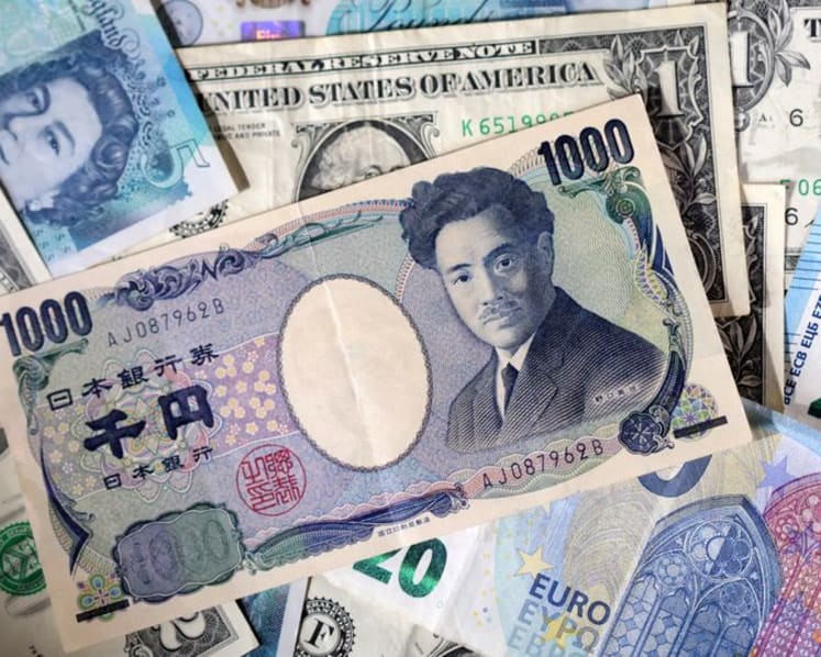 Dollar gains on risk-off mood; BOJ split vote gives yen brief lift