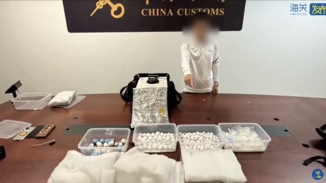 旅客将200多颗鸟蛋冲马桶 广州海关救出部分孵化出鹦鹉