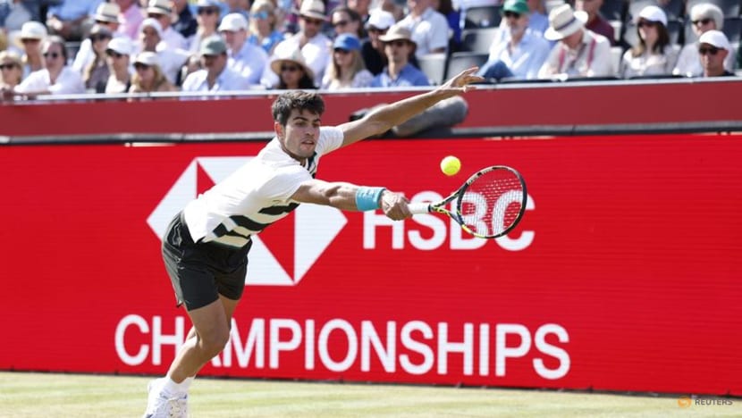 Alcaraz battles past lucky loser Walton to advance at Queen's Club