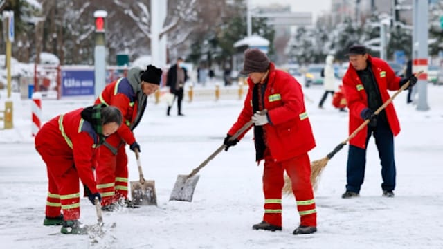 清洁工佩戴定位器称“一停就罚” 当局澄清为保障安全