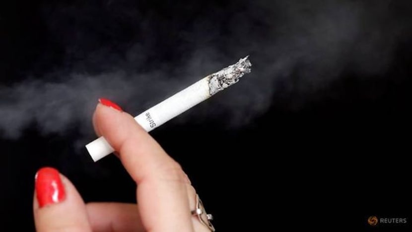 Hawaii pertimbang naik had usia merokok...