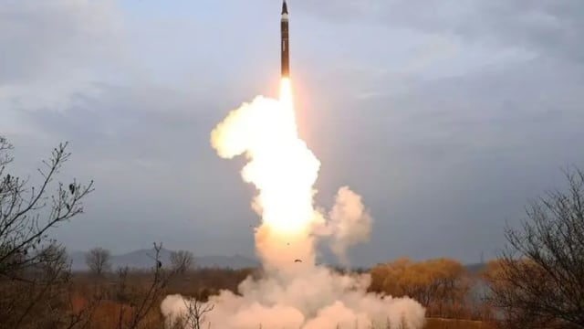 韩媒：朝鲜向韩国半岛西部海域 发射十多枚火箭炮