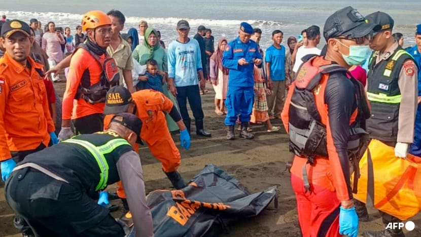 5 dead, 29 missing after ferry sinks on way to Indonesia's Bali 5 dead, 29 missing after ferry sinks on way to Indonesia's Bali