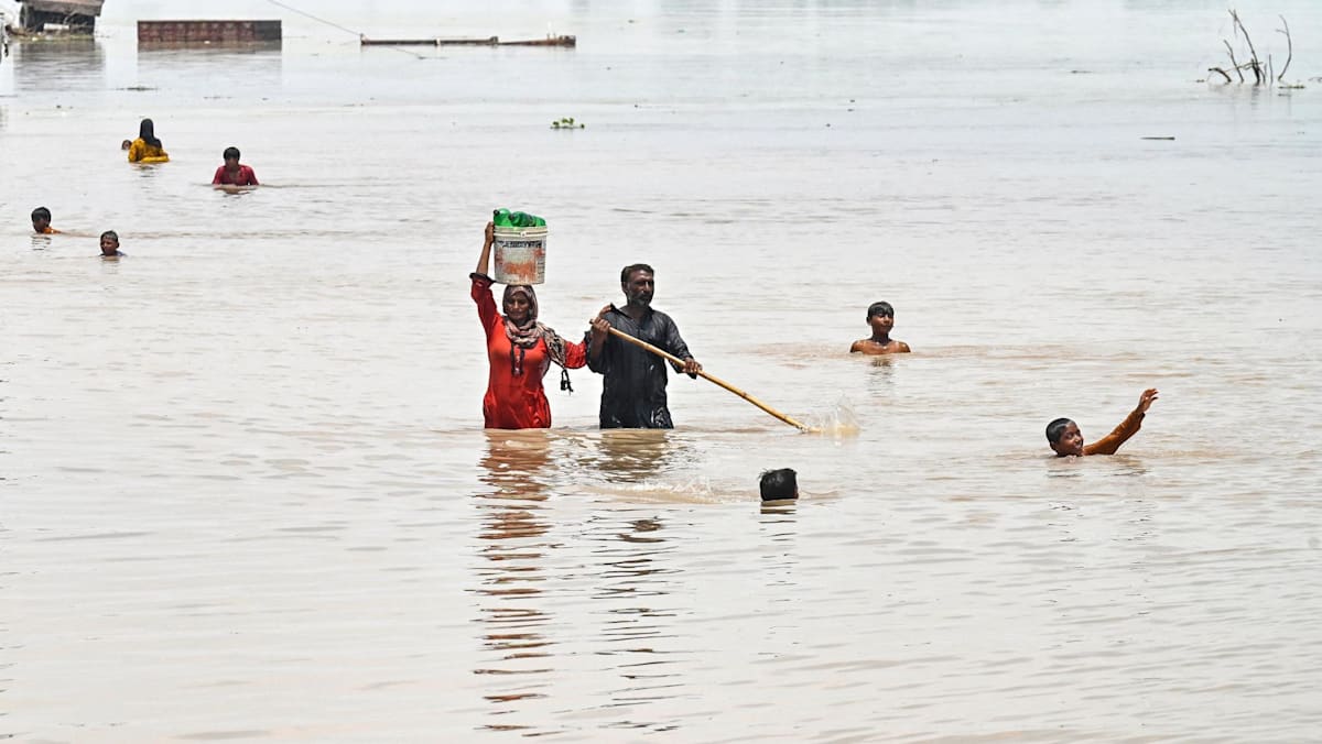 Flooding forces residents to flee homes by boat in Pakistan