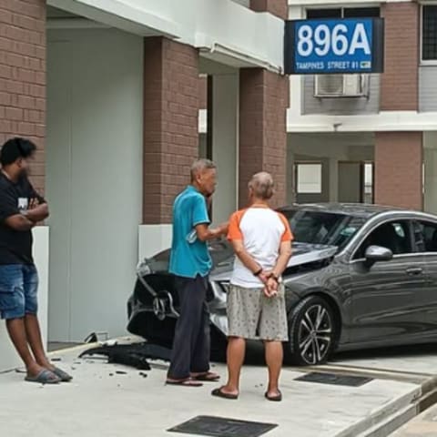 轿车打滑冲撞淡滨尼组屋底层 警方:司机正协助调查
