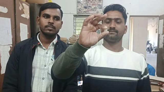 印度青年挖到宝 租矿地三周就找到价值8万多钻石 