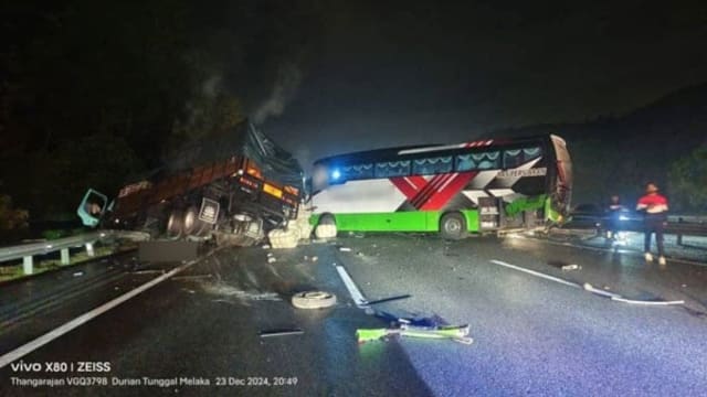 马国南北大道致命车祸  旅巴和罗厘横摆七人死