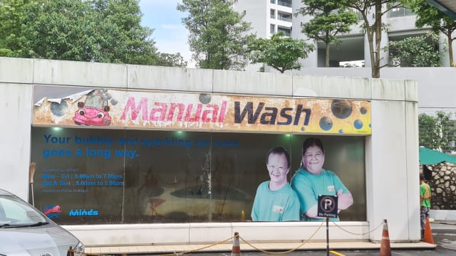 智障人士笑脸迎客帮洗车 顾客上网表扬服务好