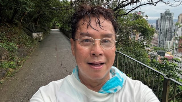 谭咏麟为开唱积极练跑，路边险遭车撞！