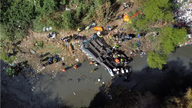 危地马拉巴士坠桥 至少55人死亡