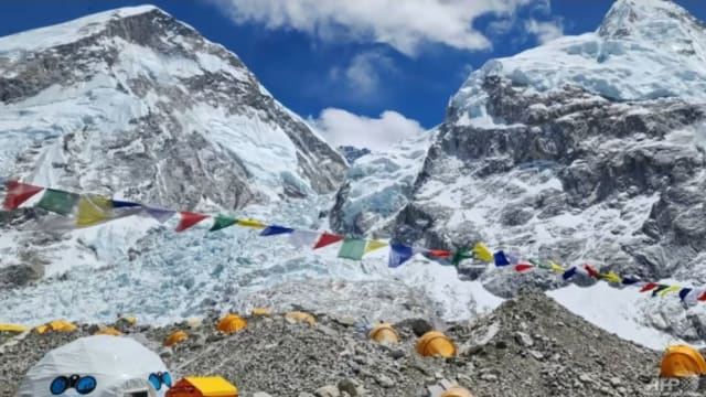 珠穆朗玛峰沦为“世界最高垃圾场” 尼泊尔清除逾一万公斤垃圾