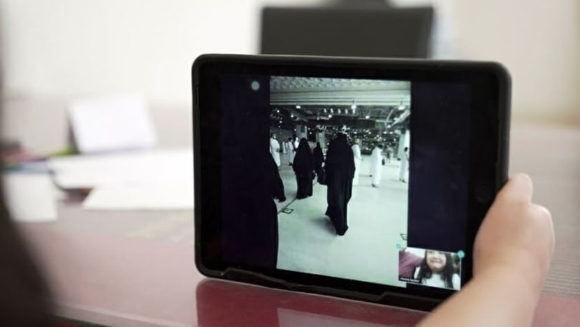 Anggota keluarga ikuti pengalaman jemaah haji bertuah secara maya Anggota keluarga ikuti pengalaman jemaah haji bertuah secara maya