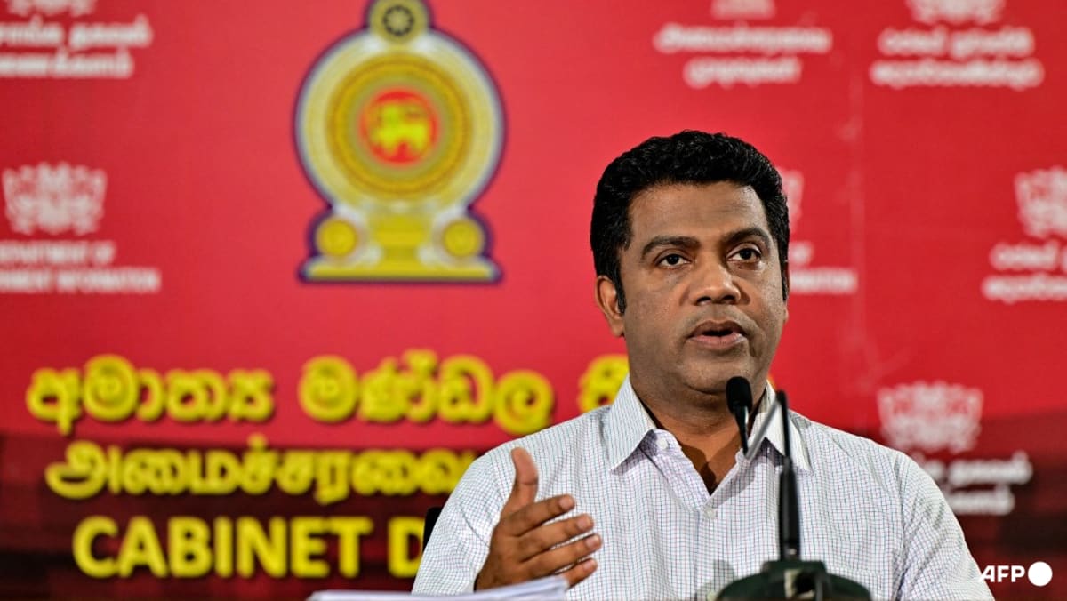 Sri Lanka orders ex-leaders to move out of deluxe mansions