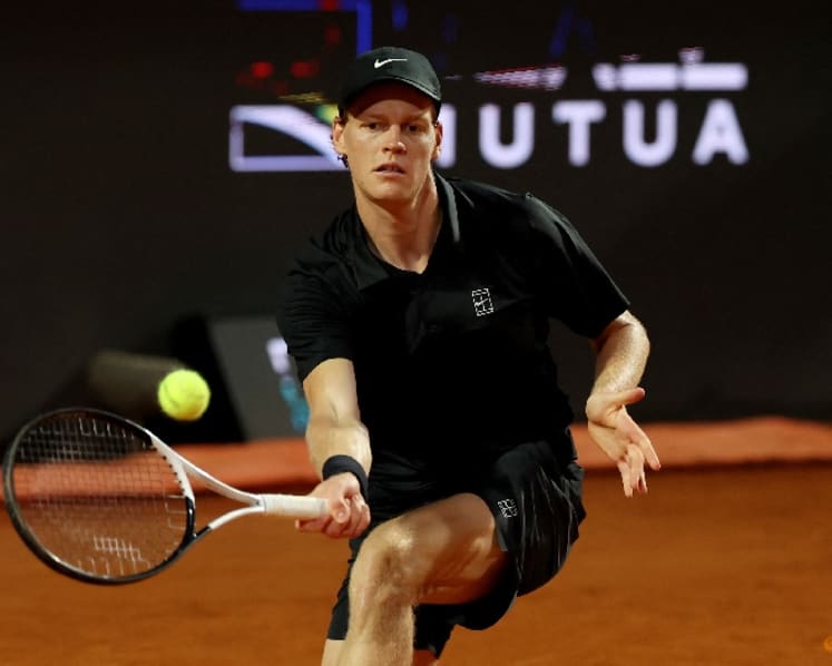 Sinner closes in on Italian Open final before rain halts Medvedev clash