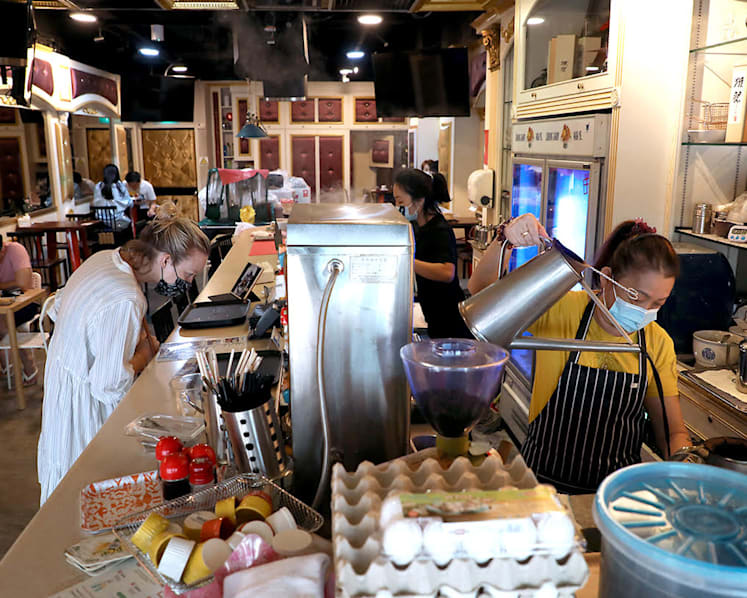 Manpower nightmare: F&B businesses offer higher pay to no or few takers, urge MOM to relook foreign labour policy