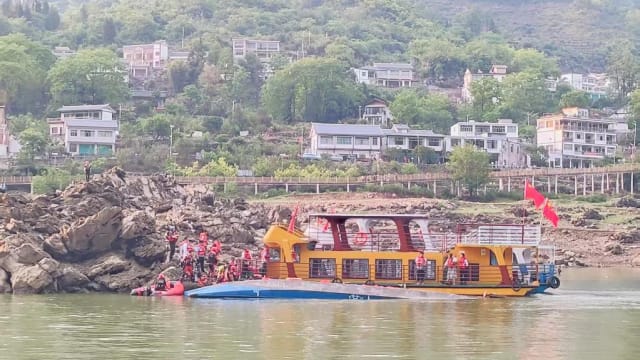 中国贵州游船侧翻事故增至九死 还有一人失踪