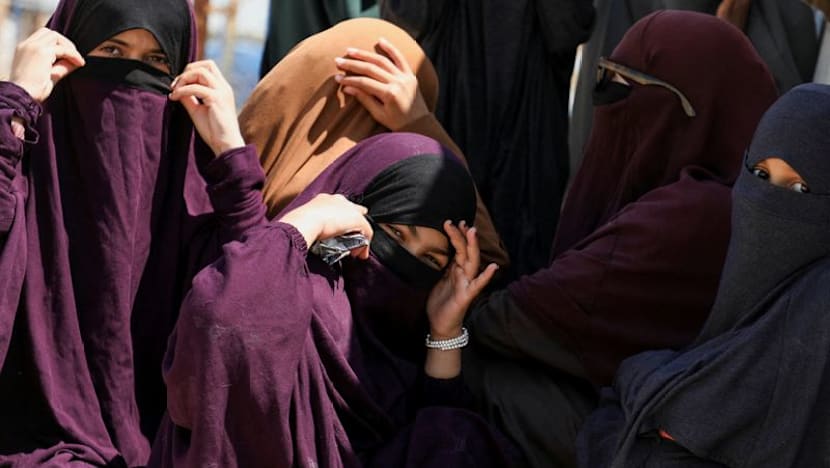 Women linked to IS fighters charged with slavery after landing in Australia