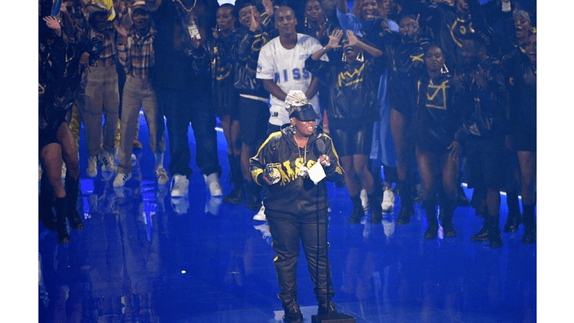 Missy Elliott tries not to cry as she collects MTV Video Vanguard Award Missy Elliott tries not to cry as she collects MTV Video Vanguard Award