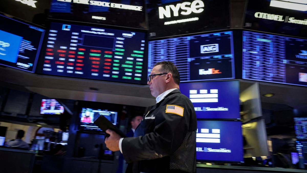 Wall Street futures, oil plunge, markets bay for US rate cuts