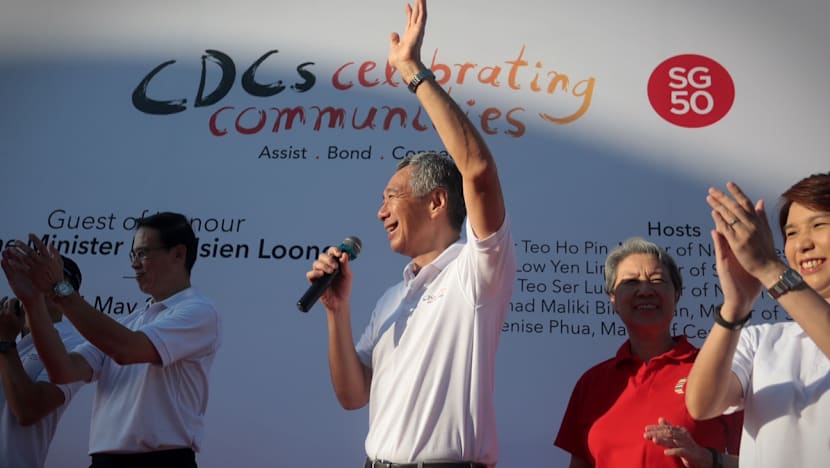 5,000 Singaporeans celebrate SG50 with brisk walk around Marina Bay