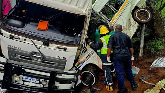 南非货车猛撞小巴 11人死亡包括一名学生