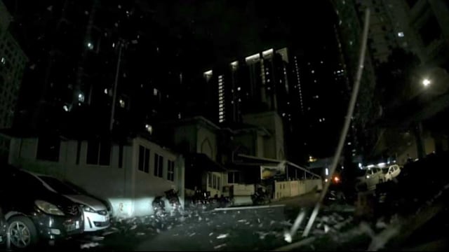 公寓午夜掉落多根塑料水管 马国司机险被砸中