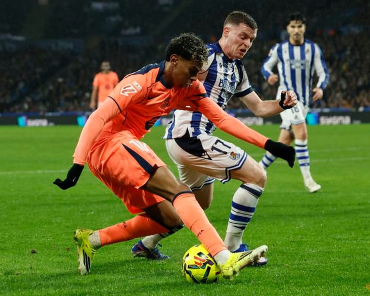 Real Sociedad stun Barcelona 2-1 to end leaders' winning streak