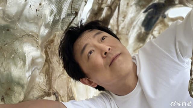 黄渤惊传摔车送院！锁骨骨折病床照曝光