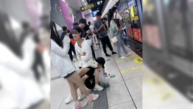 女子疑等地铁脚酸 男子化身“人肉座椅”