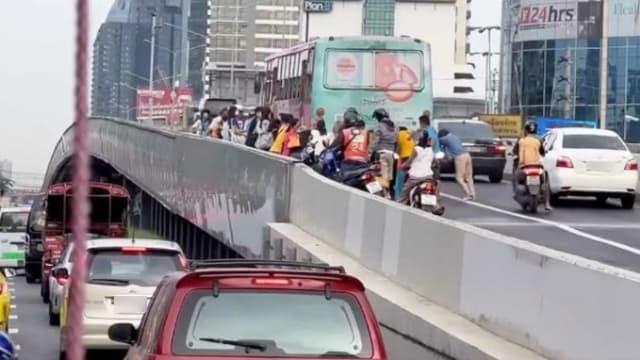 乘客合力推抛锚老旧巴士上桥 泰网民反嘲：反映生活质量差