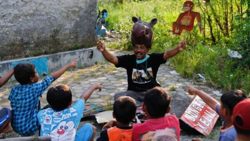 Dengan cereka dan boneka, bekas guru ini cuba selamatkan hutan bakau Indonesia