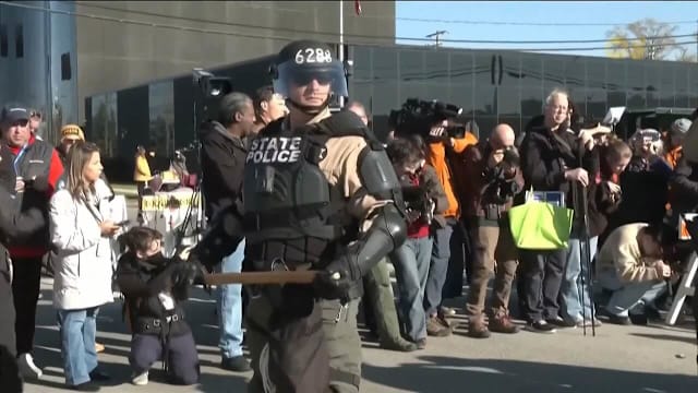 美国芝加哥爆发大规模示威 抗议特朗普政府强硬移民政策