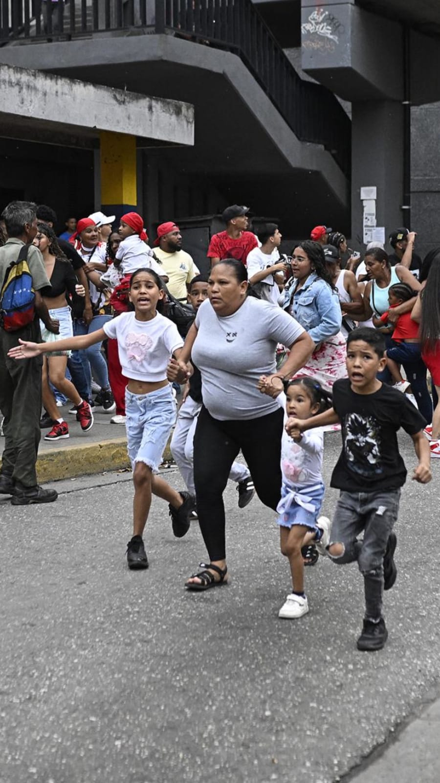 Venezuela twin quakes kill at least 32, injure more than 700
