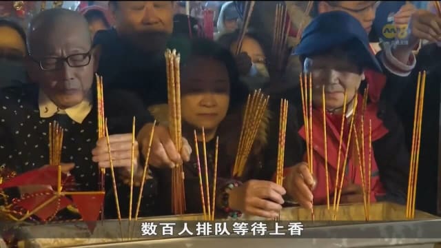 多地华人欢腾迎春 有人赴海外过年 有人到寺庙祈福