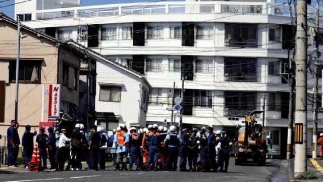 日本广岛市出现大型天坑 附近民宅倾斜