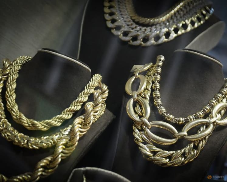 Gold, silver extend fall as CME margin hikes compound sharp selloff