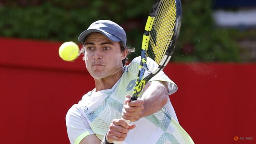 Alcaraz battles past lucky loser Walton to advance at Queen's Club