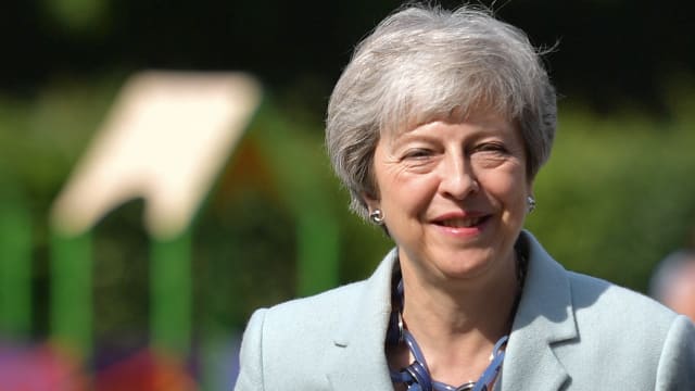 国会追思英女王 英前首相自曝丑事全场爆笑